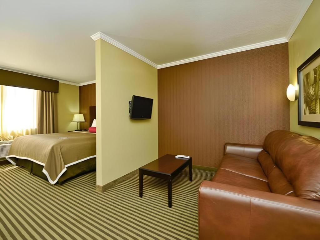 Best Western Plus Olathe Hotel Exterior photo