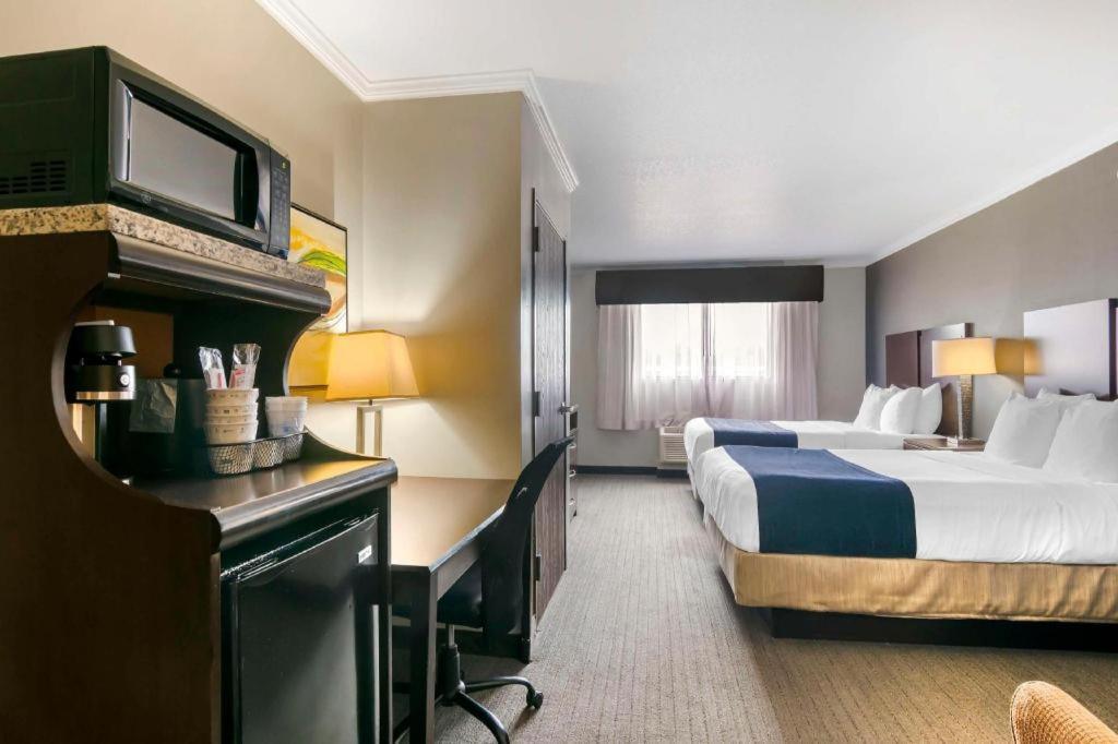 Best Western Plus Olathe Hotel Exterior photo
