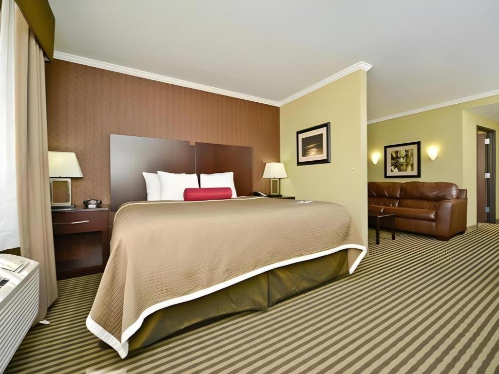 Best Western Plus Olathe Hotel Exterior photo