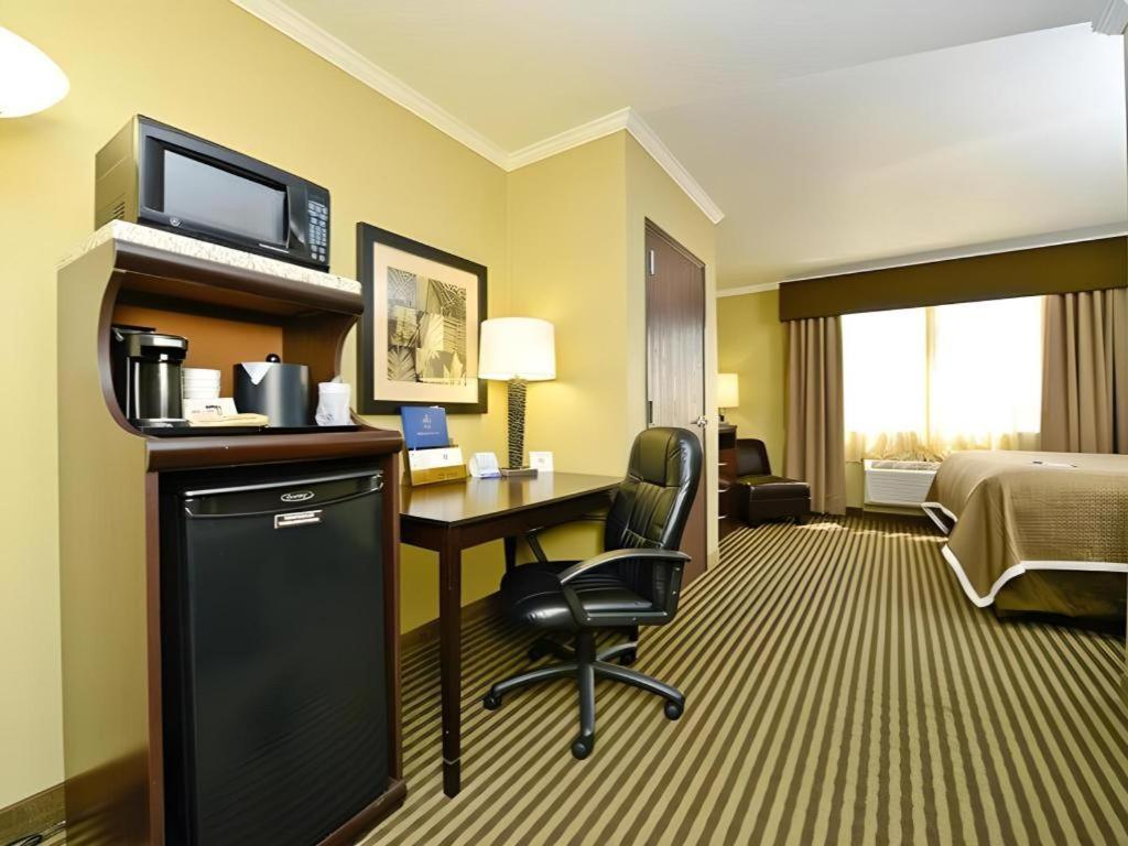 Best Western Plus Olathe Hotel Exterior photo