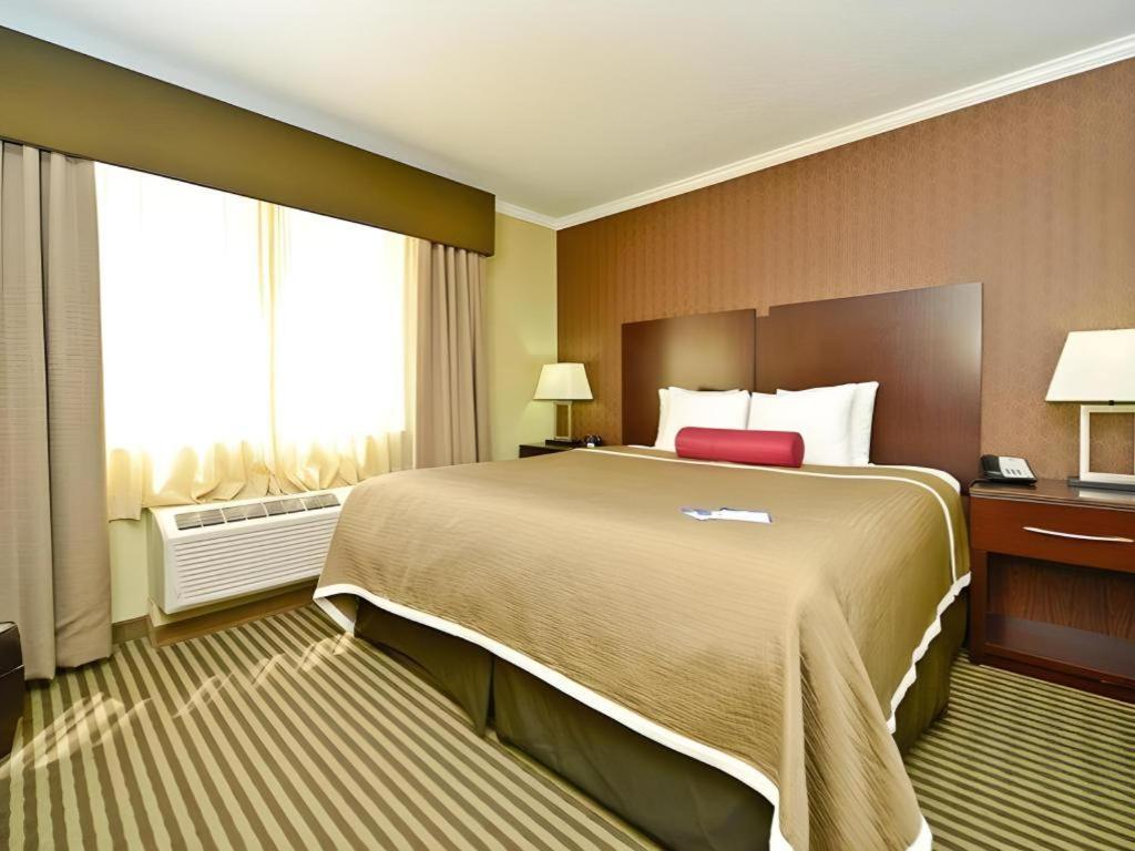 Best Western Plus Olathe Hotel Exterior photo