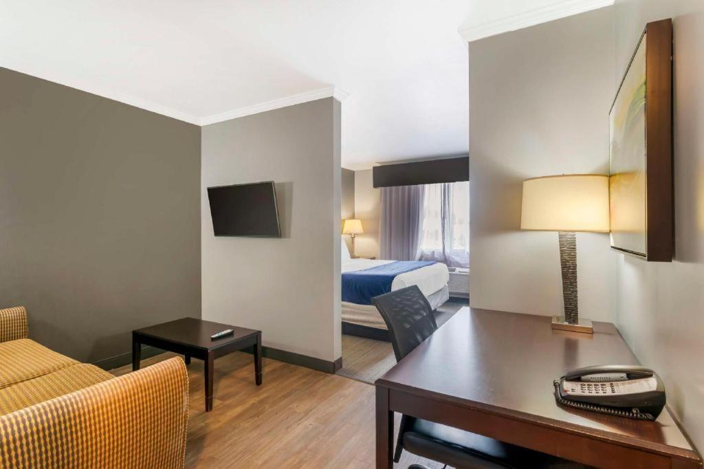 Best Western Plus Olathe Hotel Exterior photo