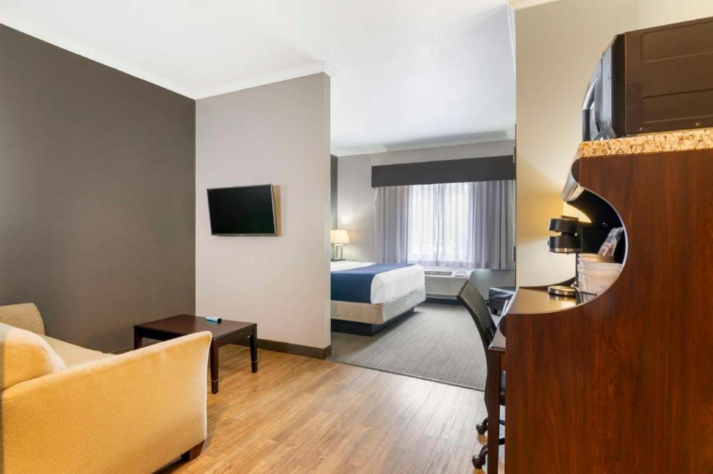 Best Western Plus Olathe Hotel Exterior photo