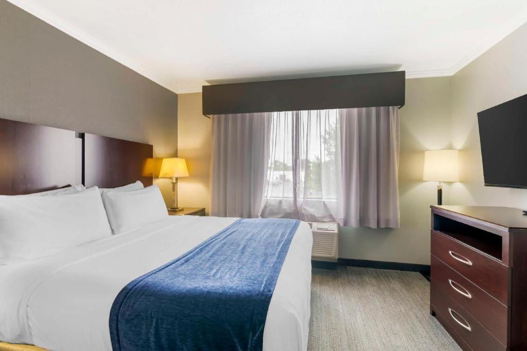 Best Western Plus Olathe Hotel Exterior photo