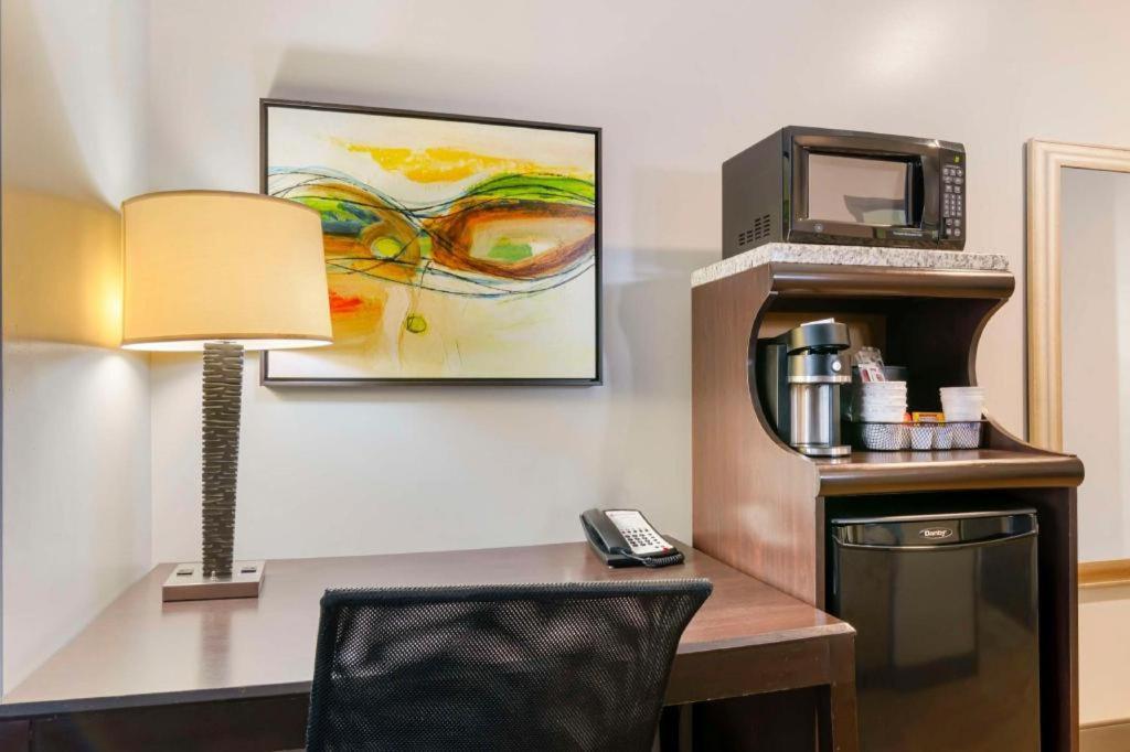 Best Western Plus Olathe Hotel Exterior photo