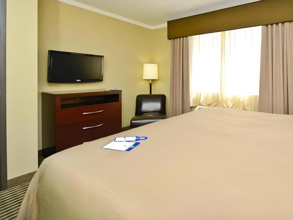Best Western Plus Olathe Hotel Exterior photo