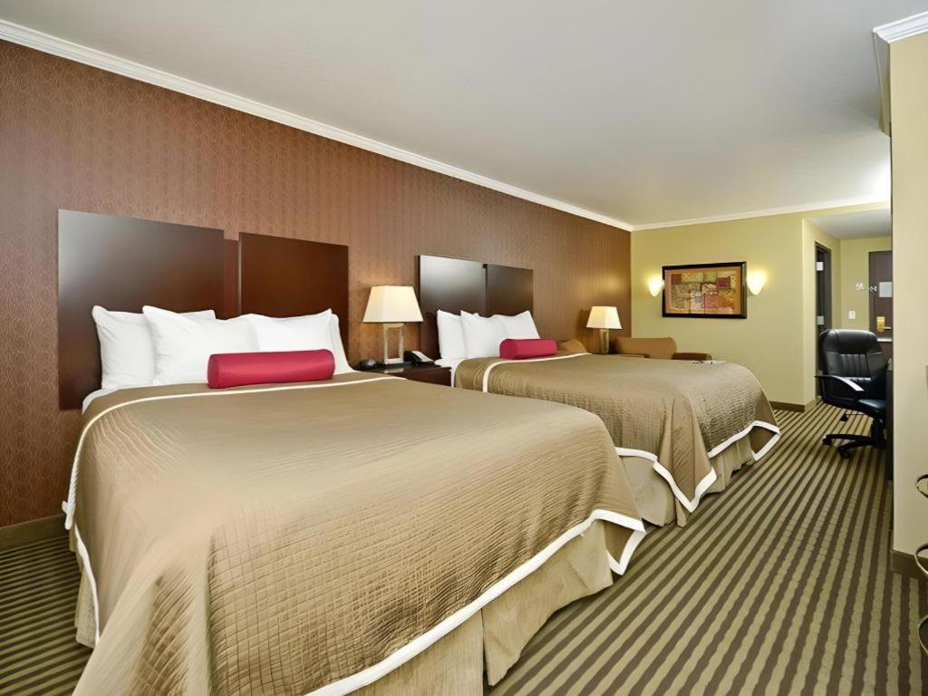 Best Western Plus Olathe Hotel Exterior photo