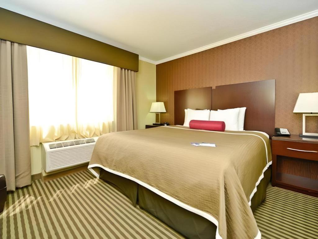Best Western Plus Olathe Hotel Exterior photo