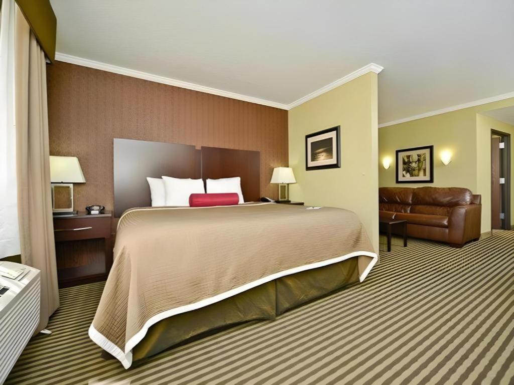 Best Western Plus Olathe Hotel Exterior photo