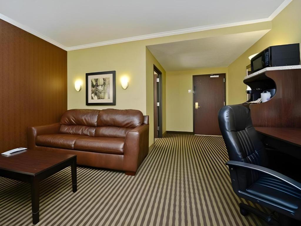 Best Western Plus Olathe Hotel Exterior photo
